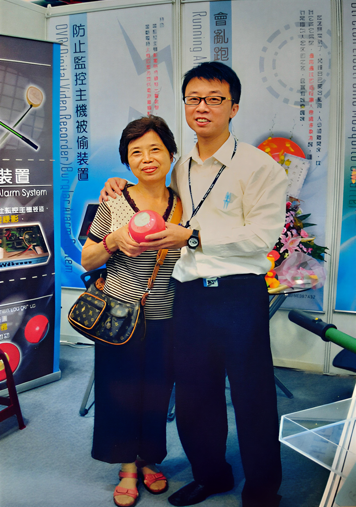 2007台北發明展與母親合影