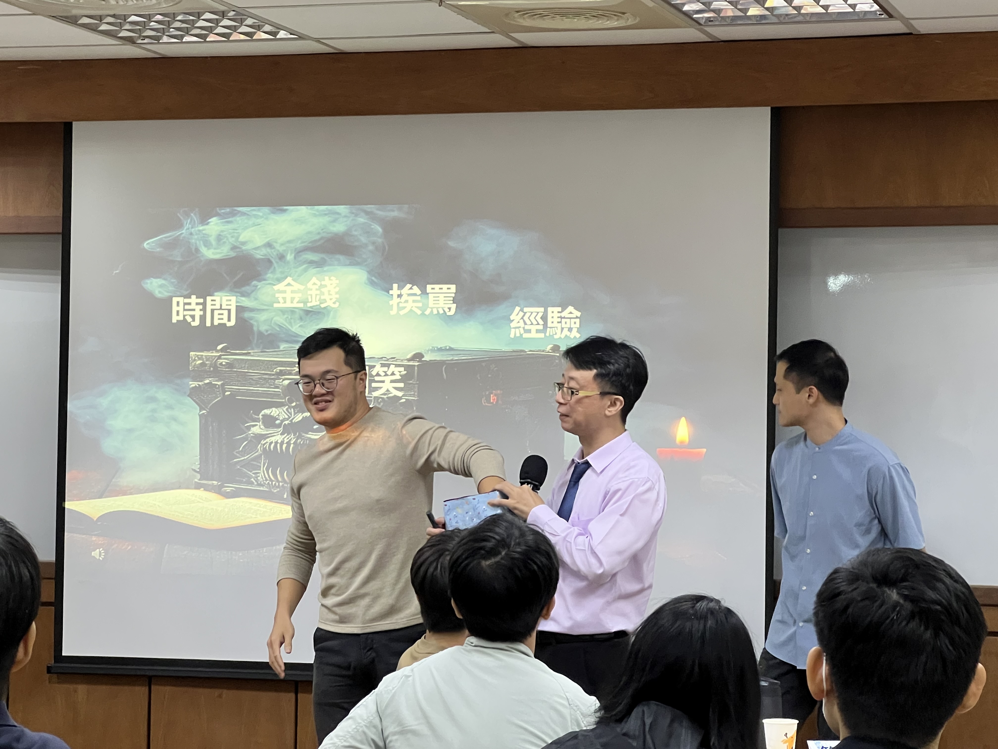 學員體驗恐怖箱創新活動
