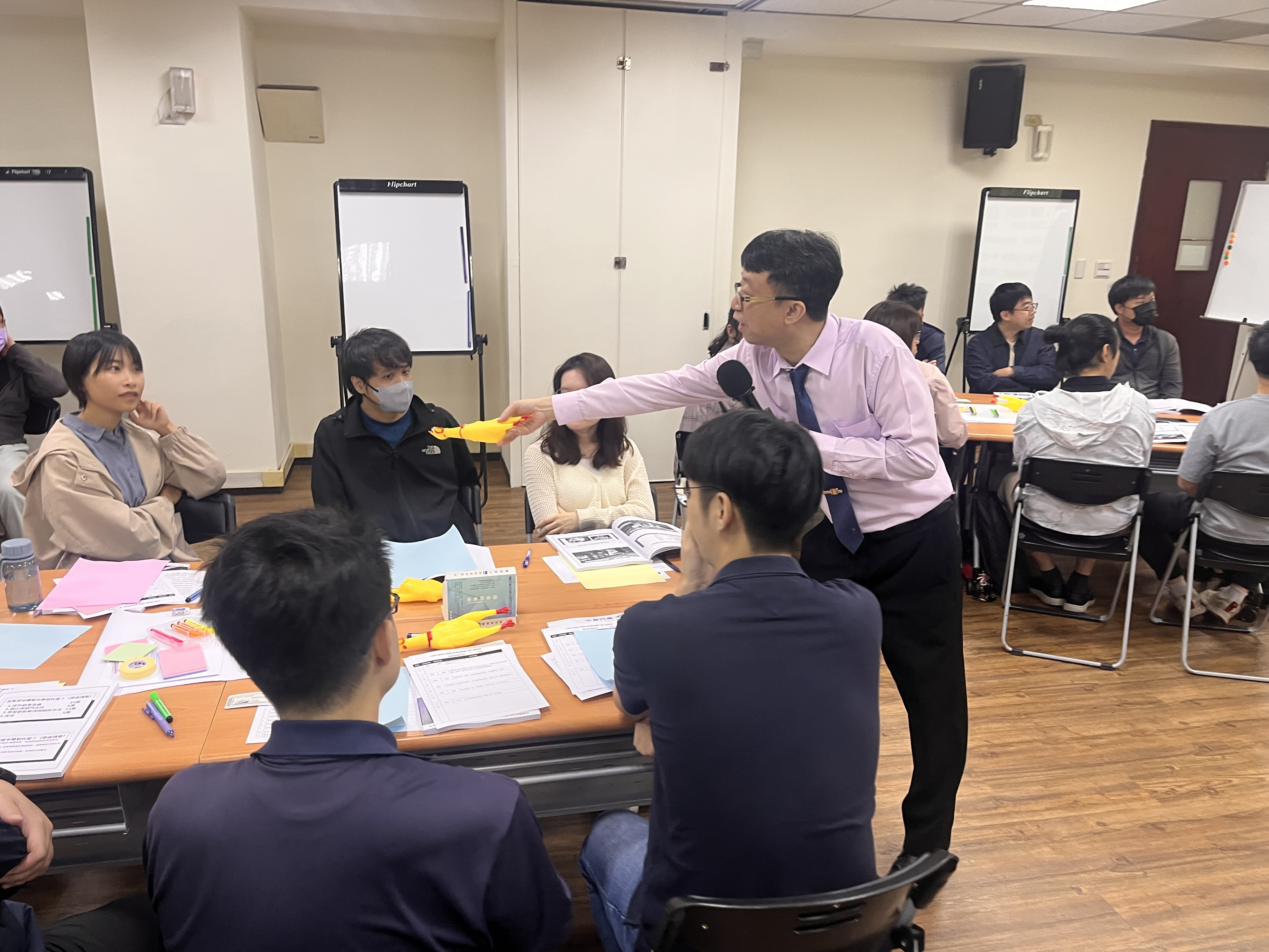 老師遞慘叫雞道具給學員互動